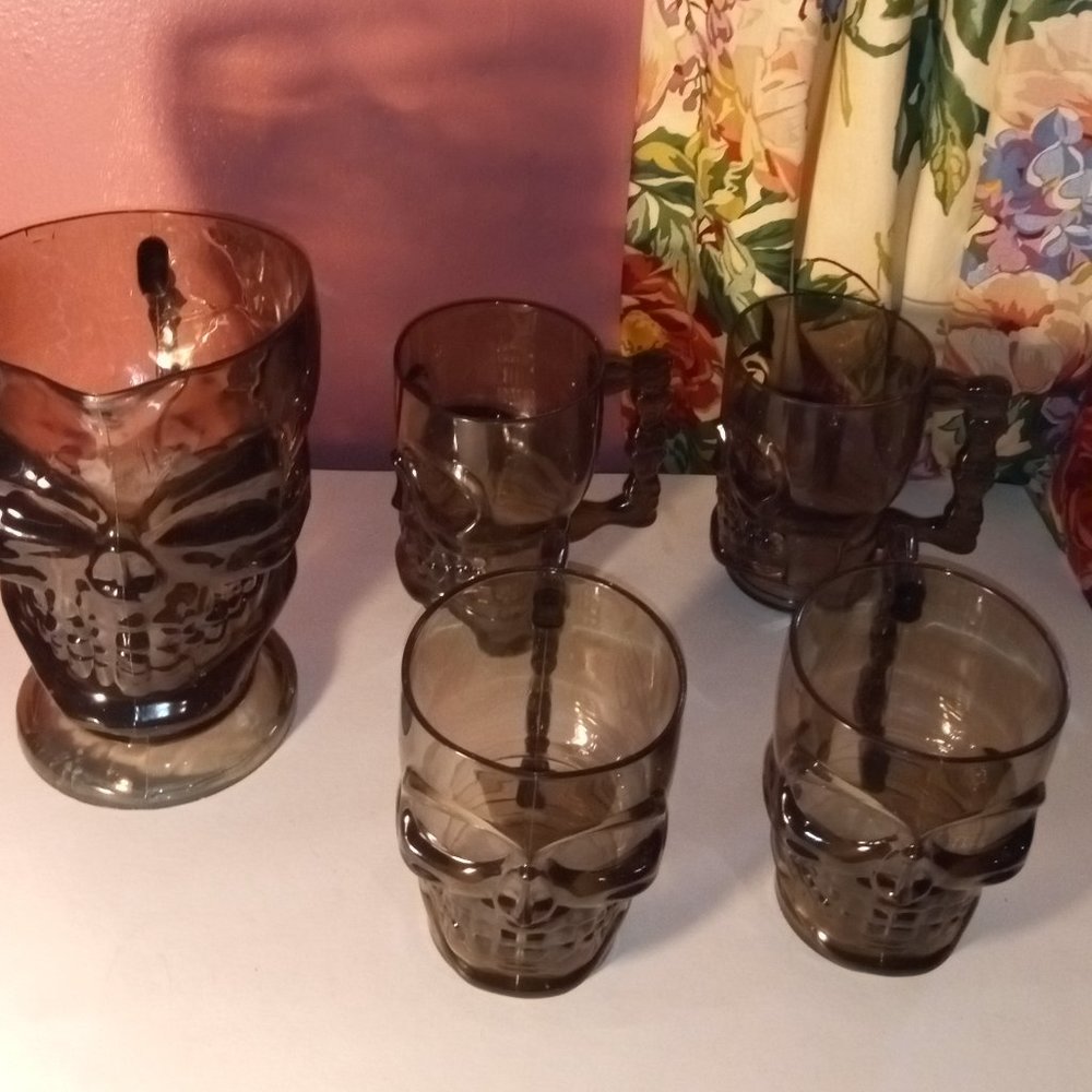 HALLOWEEN SKULL PICTURE AND 4 MUGS SET LOT